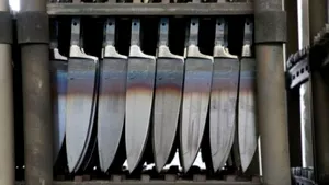 Şocat după un accident, un poliţist a început să înghită cuţite. După al 40-lea, a ajuns la urgenţă