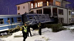 O femeie de serviciu a pornit un tren şi a intrat într-o casă, în Suedia - FOTO, VIDEO