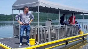 Ambarcaţiune ca un ponton plutitor în loc de catamaran, pe un lac din Timiş