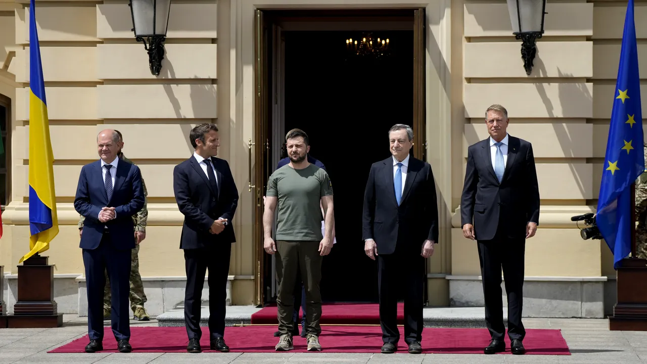 Ion Cristoiu: Klaus Iohannis n-a îndrăznit să-i ceară voie lui Zelenski ca să meargă şi la românii din Bucovina