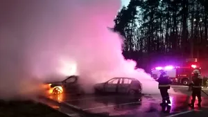 Brașov: Două mașini, cuprinse de flăcări în urma unui incendiu