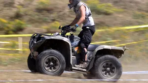 ATV fără plăcuțe de înmatriculare, urmărit pe străzile din Borșa. Vehiculul era condus de un tânăr fără permis