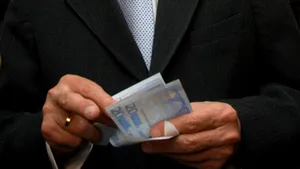 Salariul mediu brut lunar va ajunge la 1.133 de euro