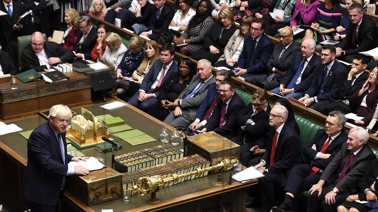 Incertitudine în Marea Britanie, după ce Parlamentul britanic a votat amendamentul Letwin care blochează acordul negociat de Johnson/ Ameninţarea fluturată de premier / Sute de mii de persoane sunt pe străzi 