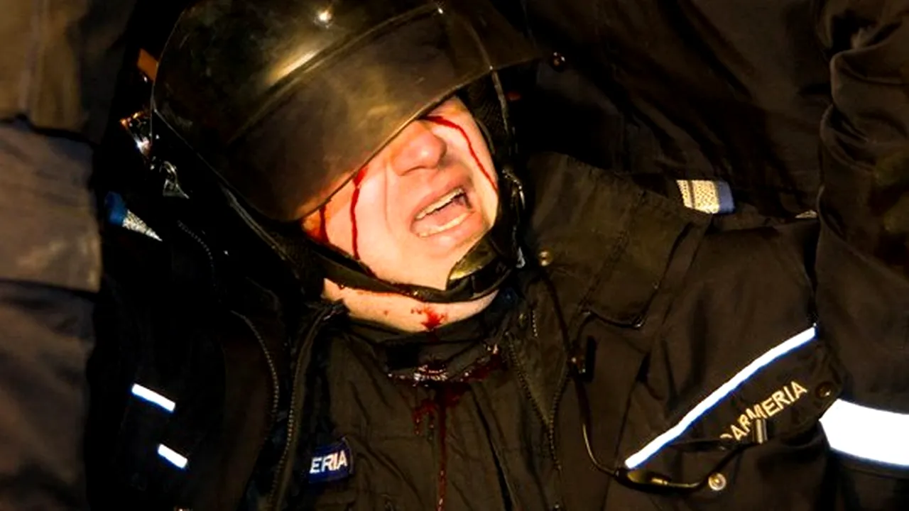 Un jandarm a fost lovit cu pumnii şi cu picioarele de doi protestatari din Piteşti