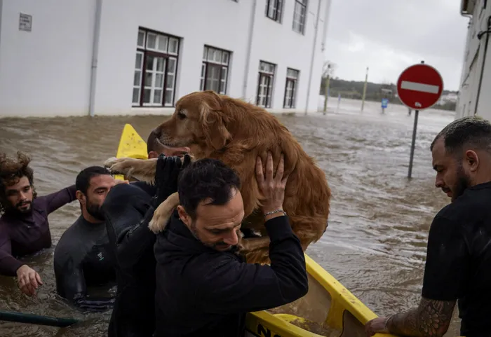 EXTERNE Liderii portughezi sfidează inundațiile și extrema dreaptă pentru a organiza duminică turul doi al alegerilor prezidențiale