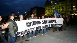 Sute de oameni la o manifestaţie de susţinere a primarului Craiovei