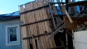 Femeie cu arsuri la faţă şi la mâini după ce i-a explodat butelia de la aragaz, în casă. VIDEO