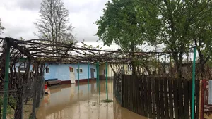 Inundaţii în ţară: Sute de gospodării afectate în ultimele 24 de ore/ Intervenţii în 11 judeţe | VIDEO
