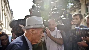Alexandru Vişinescu a fost ridicat de poliţişti şi dus la un spital penitenciar pentru carantină. VIDEO