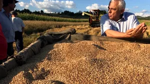 Petre Daea la o fermă din Iaşi: „Iscusitul fermier a considerat mai importantă verificarea manuală a operaţiunii de castrare a plantelor-mamă