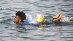 „Mi-am văzut fratele murind în mare”. Drama copiilor rămași singuri după valul de migranți care a lovit enclava spaniolă Ceuta