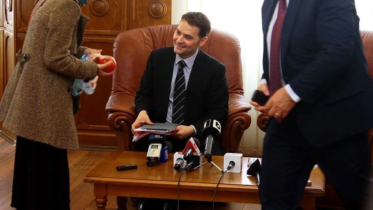 Femeia care a strivit o roşie pe tableta lui Dan Şova, amendată