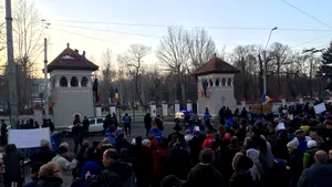 VIDEO A doua zi de proteste în faţa Palatului Cotroceni/ A şaptea zi de proteste în Piaţa Victoriei
