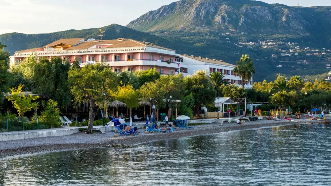 Atac armat într-o staţiune turistică din Grecia. Cel puţin două persoane au murit