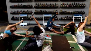 Două cuvinte pentru tine: Bere şi Yoga! Un nou concept care câştigă popularitate