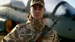 Erou în timpul liber: Un soldat a salvat o bătrână dintr-un incendiu. Salvatorul a ajuns la spital