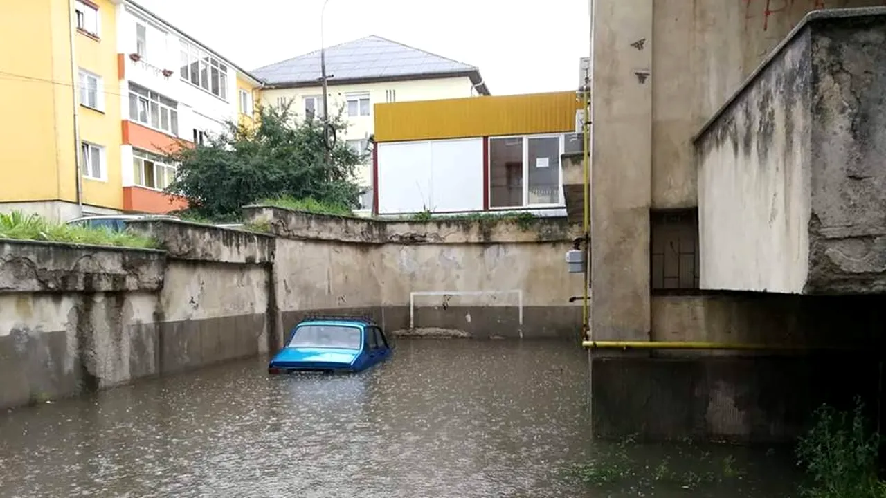 DEZASTRU în Alba, după o ploaie torenţială. O maşină, aproape acoperită de ape/ COD GALBEN de ploi şi vijelii în 14 judeţe, până luni seara | FOTO