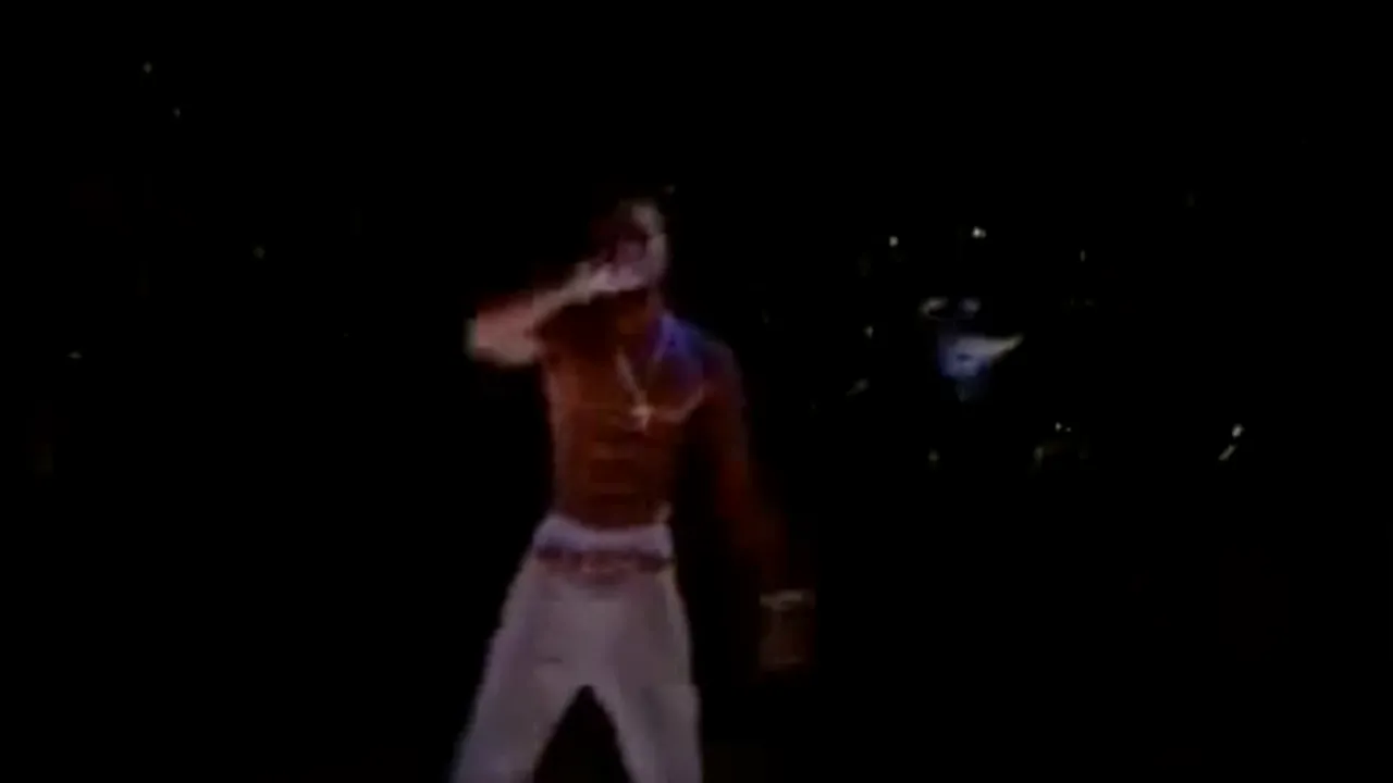 2Pac, readus la viaţă. Ai plăti pentru un concert cu o hologramă a celebrului rapper? - VIDEO