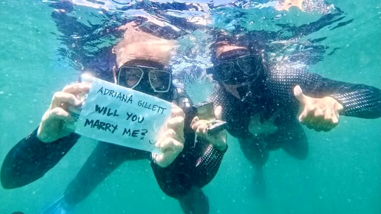 Liderul trupei Metallica, James Hetfield, și-a cerut iubita în căsătorie vineri, 13, sub apă, printre rechini