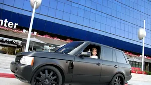 Cum a rămas fără SUV celebrul designer Tommy Hilfiger. Hoţii n-au depus niciun efort când i-au săltat maşina de teren