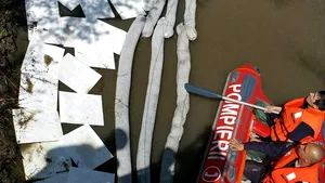 Poluarea de pe râul Mureş: Amendă de 40.000 de lei / Se instalează baraje pentru reducerea impactului asupra mediului | GALERIE FOTO