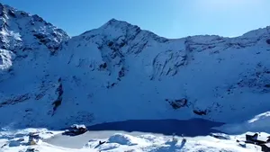 VIDEO Peisaj de iarnă în Munţii Făgăraş. Stratul de zăpadă este de 15 centimetri