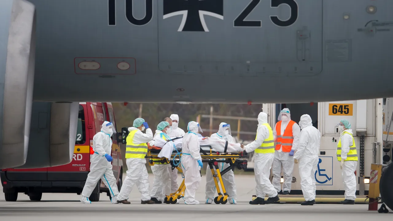 Creşte numărul pacienţilor COVID transferaţi la spitale din Germania. Transportul s-a realizat cu avioane ale forţelor aeriene germane şi române