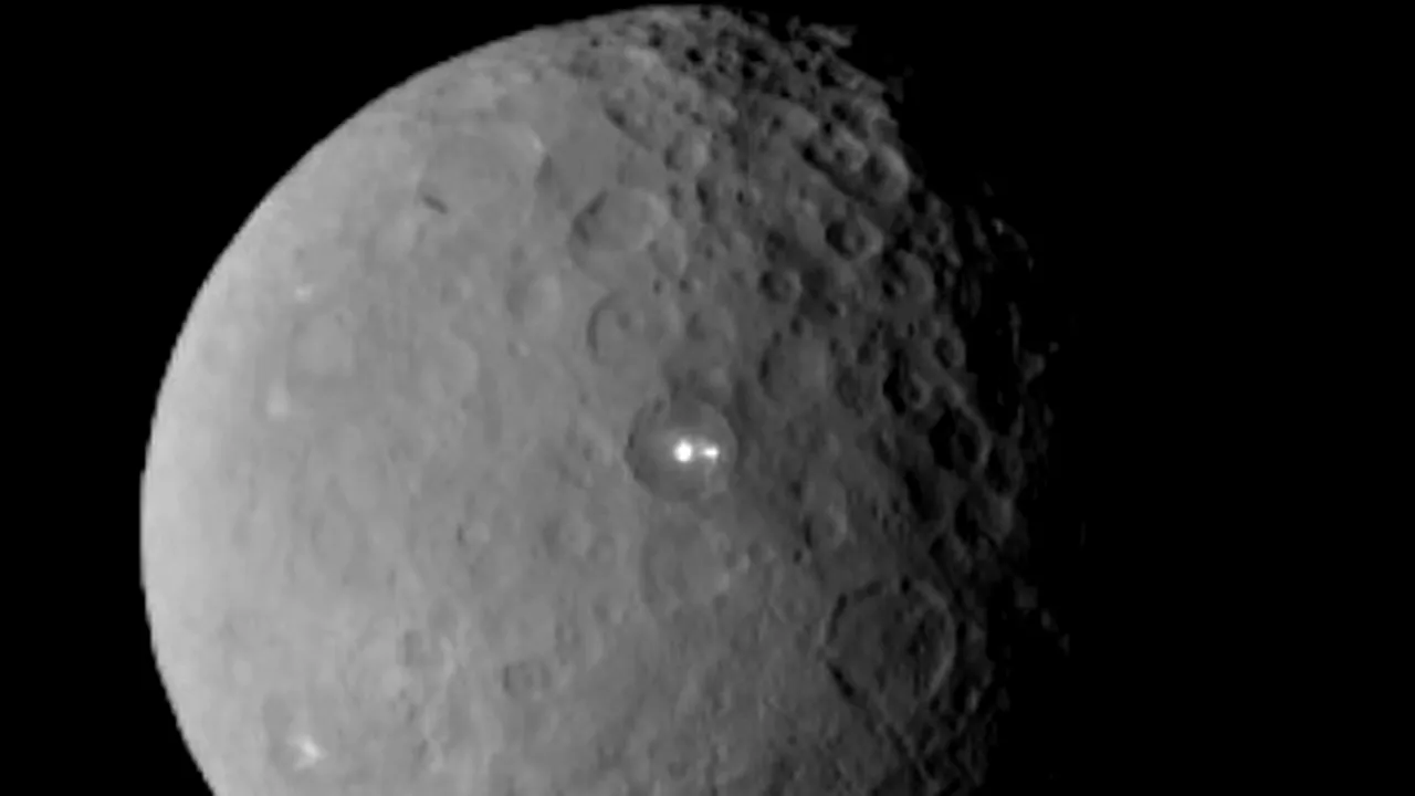 NASA a dat publicităţii imagini care înfăţişează un munte strălucitor pe Ceres - FOTO, VIDEO