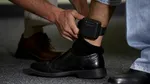Un polițist din Caransebeș este obligat de instanță să poarte brățară de monitorizare electronică