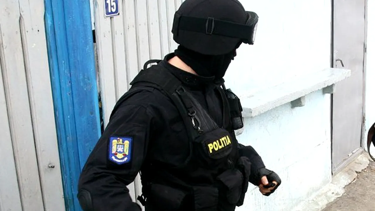 Mama unui presupus traficant de droguri, vizitată de mascaţi, a crezut că aceştia sunt stripperi 