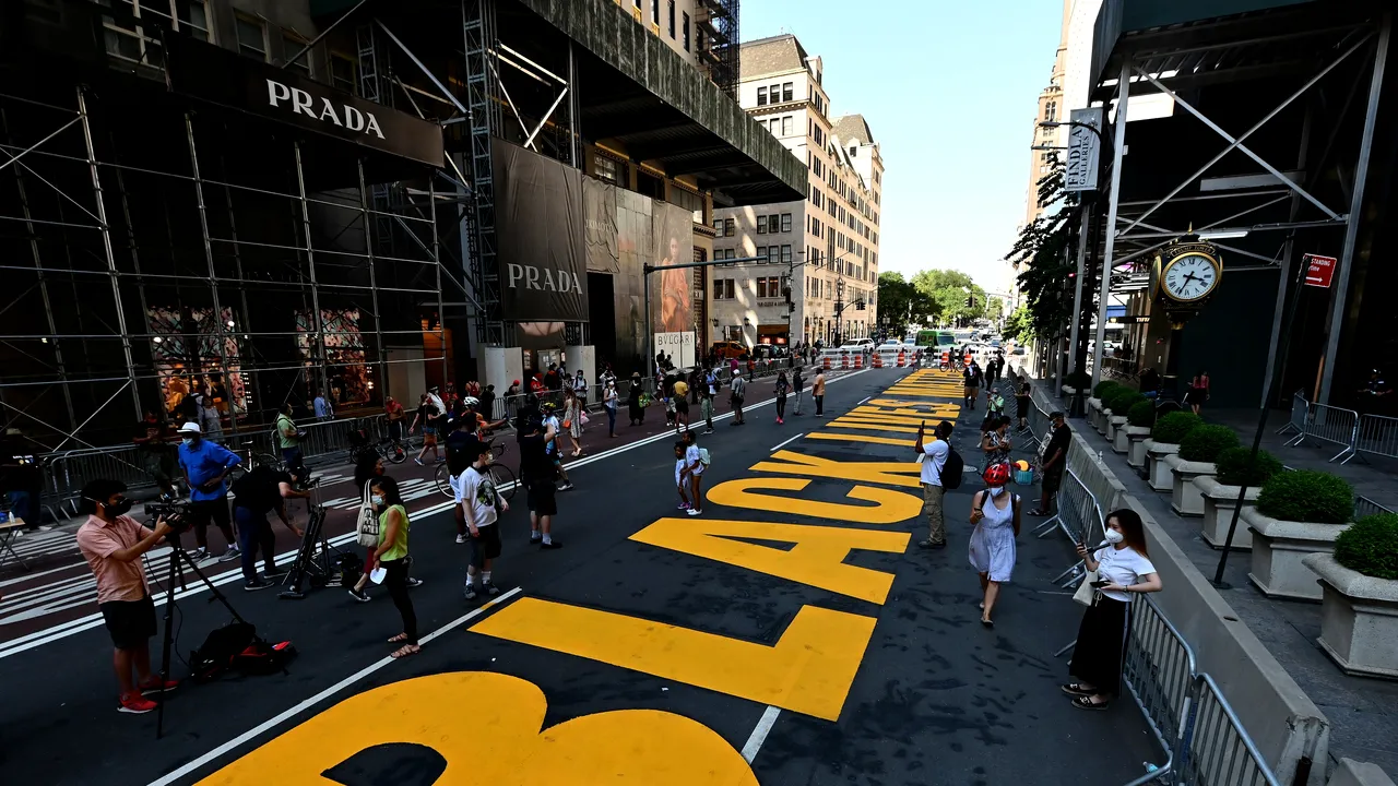 VIDEO | Primarul New York-ului i-a ajutat pe activişti să picteze mesajul 