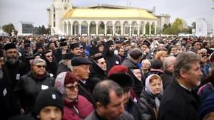 Credincioșii, îndemnați la milostenie, în Postul Crăciunului. Sfântul Sinod al BOR îndeamnă organizarea colectelor cu alimente, haine și bani