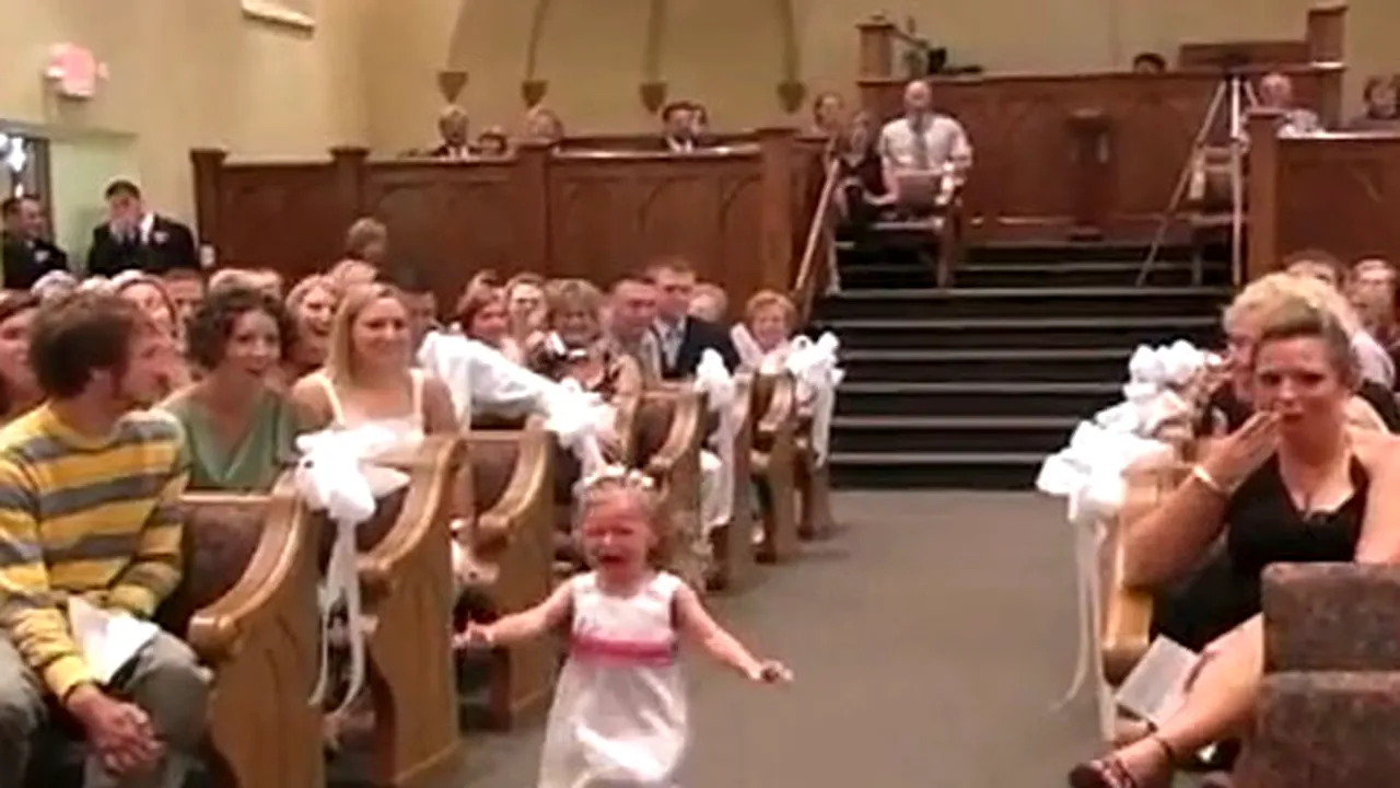Panică la nuntă: Momentul amuzant în care o fetiţa aleargă plângând în hohote spre altar - VIDEO