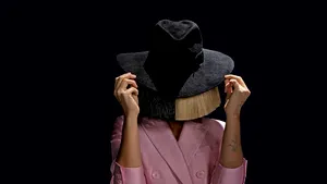 Cântăreaţa Sia a dezvăluit că suferă de o boală neurologică rară: Viaţa este al naibii de grea