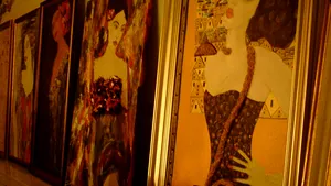 Expoziţii de pictură la Senat: Nuduri feminine la concurenţă cu biserici şi peisaje citadine