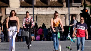 Vara aceasta, ai 500 de trotinete electrice noi pe străzile din Bucureşti. Cât costă acestea şi care sunt tarifele în Capitală