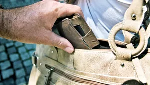 Hoţ de portofele, prins în Capitală după ce a efectuat tranzacţii cu cardurile furate. Ce au aflat poliţiştii despre infractor