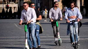 Italia anunţă măsuri stricte din cauza „junglei de pe străzi”: persoanele care folosesc trotinete trebuie să poarte cască şi să aibă asigurare