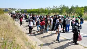 Sute de imigranţi blocaţi la frontiera Turciei cu Grecia au intrat în greva foamei