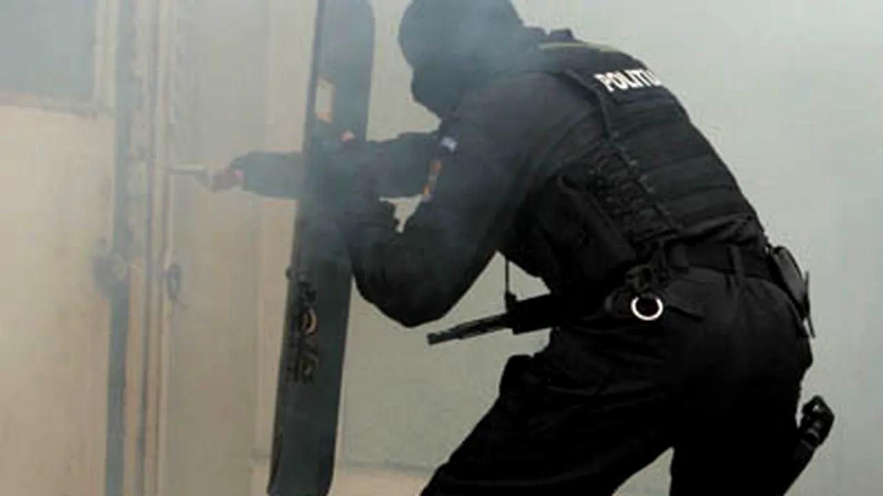 Alexandria: Descinderi ale poliţiştilor în locuinţele unor suspecţi de criminalitate informatică