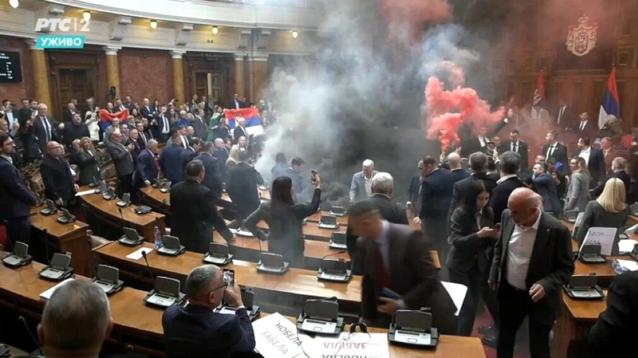 Scene ireale în Parlamentul Serbiei. Imagini ca pe stadion. Incident cu torțe și fumigene. Unei deputate i s-a făcut rău