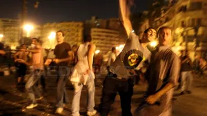 Confruntări violente între manifestanţi şi poliţie în piaţa Tahrir din Cairo
