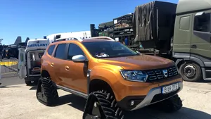Dacia Duster cu şenile, prezentă la Expoziţia pentru Apărare. Jandarmeria are deja 10 maşini/ MEDIAFAX lansează Monitorul Apărării