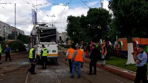 Şase călători şi un vatman au fost duşi la spital după ce două tramvaie s-au ciocnit în Capitală. FOTO & VIDEO