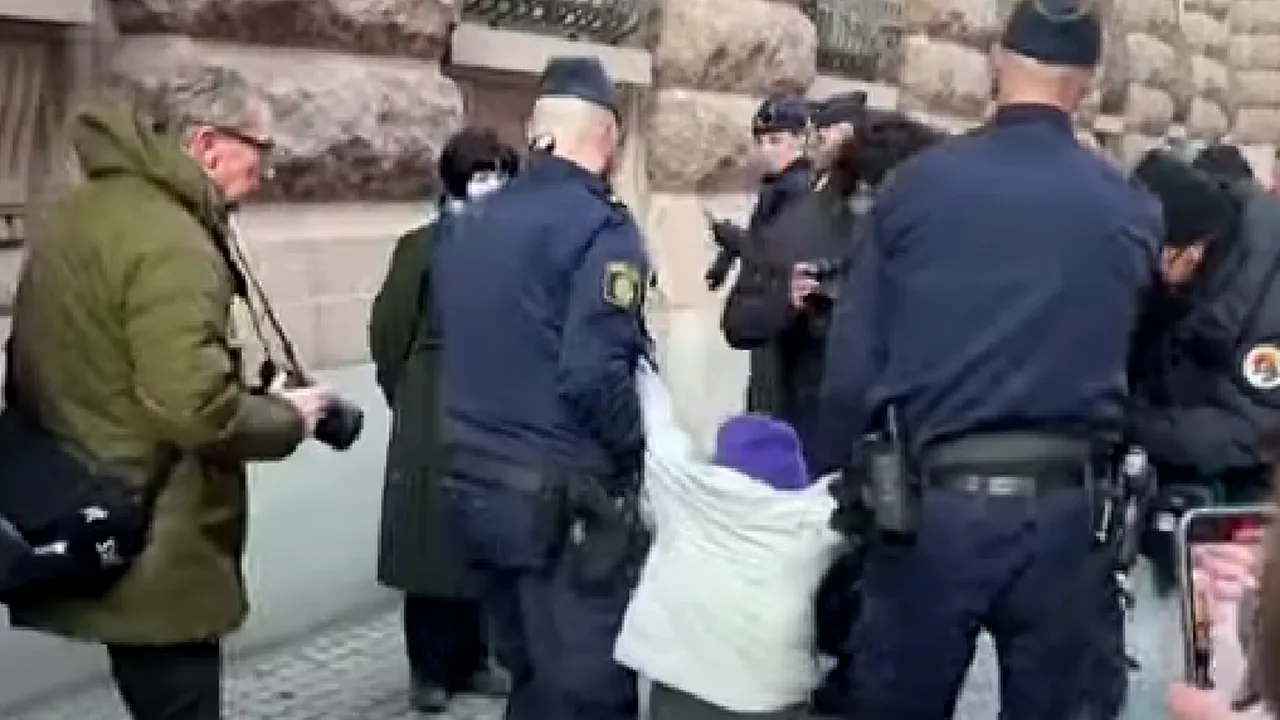 VIDEO Greta Thunberg, ridicată din nou de poliţie