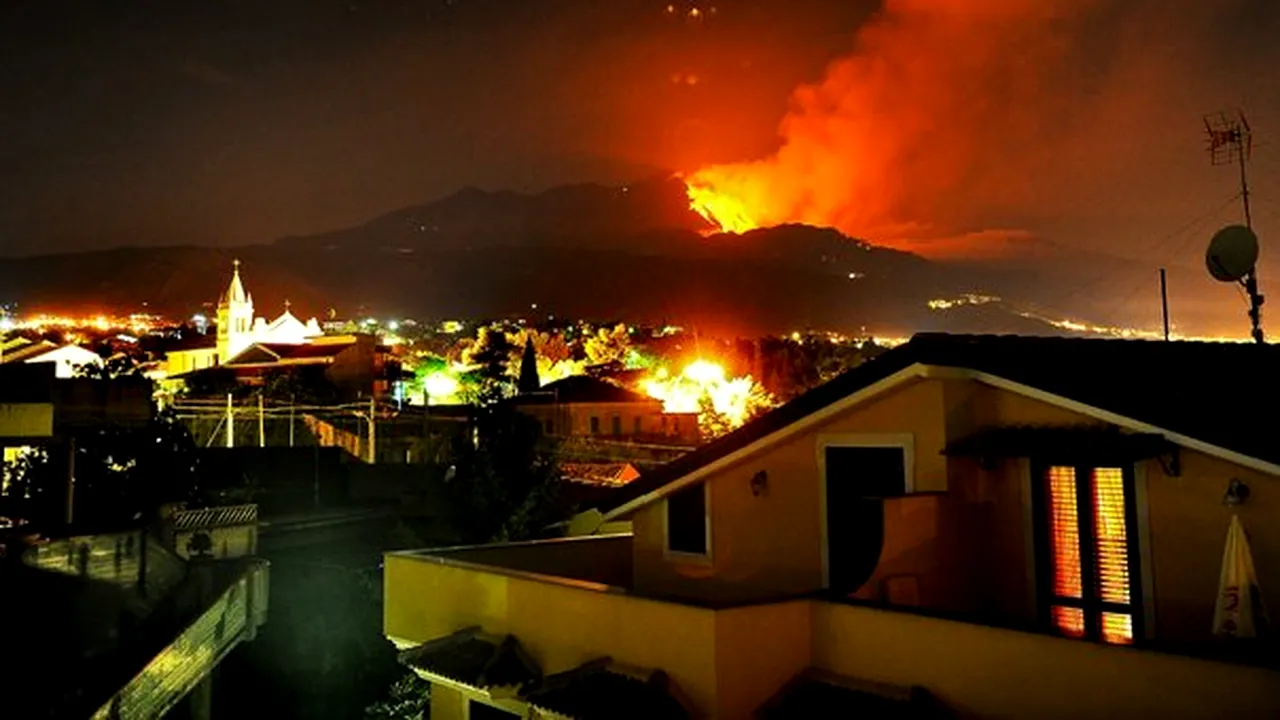 Vulcanul Etna a erupt din nou. Aeroportul Catania, închis pentru scurt timp din cauza fumului şi a cenuşei - VIDEO