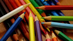 Românii cumpără mai multe pixuri şi creioane: Piaţa instrumentelor de scris a crescut cu 6% în august-septembrie