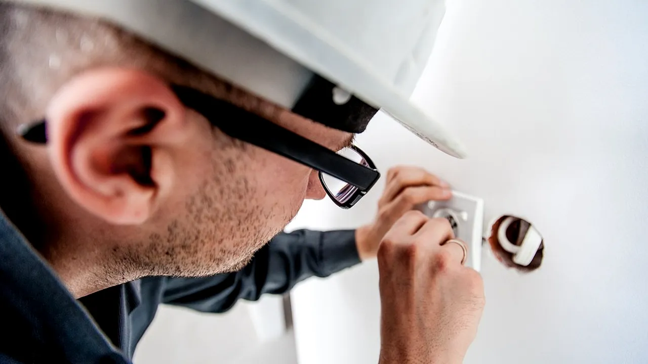 Un electrician este acuzat că a plasat o cameră  ascunsă în baia unei familii care l-a angajat pentru a remedia o defecţiune