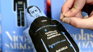Păpuşa voodoo cu înfăţişarea lui Sarkozy se poate vinde